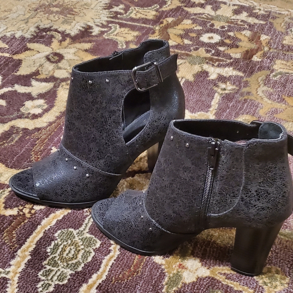 Never worn Vera Wang Shoes